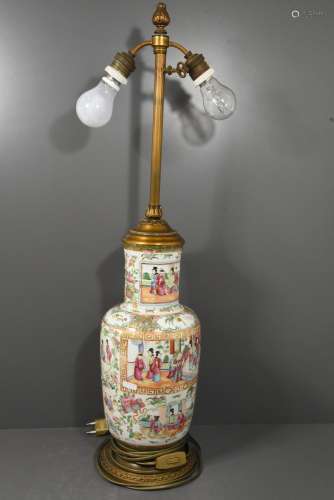 Vase en porcelaine de Canton monté en lampe (Ht.vase 42cm)