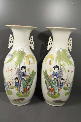 Paire de vases en porcelaine de Chine décor jeux d'enfants (HT.55cm)