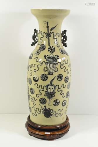 Vase en porcelaine de Chine (Ht 58cm)