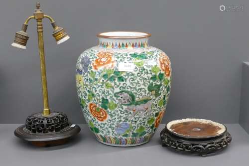Vase en porcelaine de Chine monté en lampe (Ht vase 32cm)