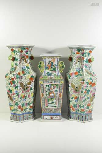 Paire de vases en porcelaine de Chine (Ht 57cm) + autre vase (Ht 50cm) 20ème