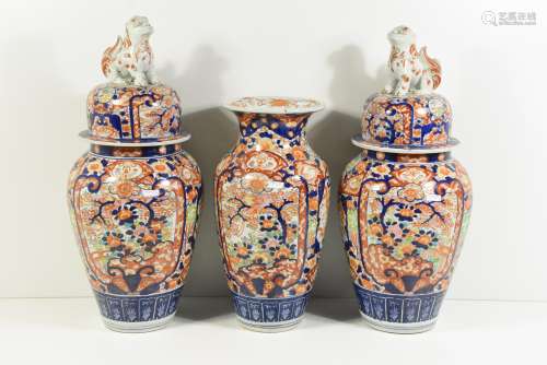 Lot de 3 vases Imari 19ème (Ht 53cm)
