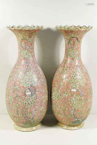 Paire de vases en porcelaine de Chine rose (Ht 61cm)