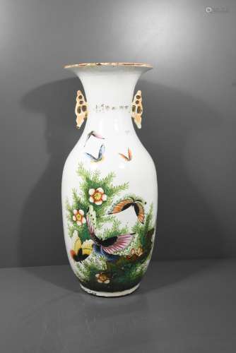 Vase chinois à décor de papillons (Ht.56cm, égrenures)