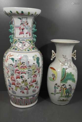 Deux vases en porcelaine de Chine (Ht 44cm et 62cm)