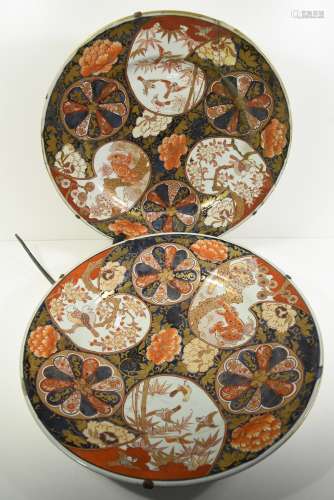 Grande paire de plats en porcelaine de Chine à décor Imari (un restauré) Ø 56cm