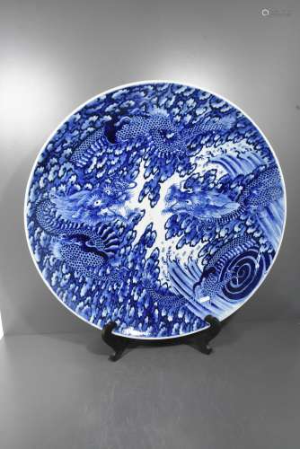 Grand plat en porcelaine du Japon, signature (diam.60cm)