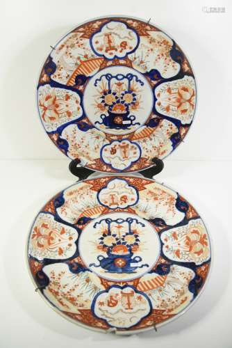 Paire de grands plats en porcelaine du Japon, 19ème (Ø 48cm, accident à un plat)