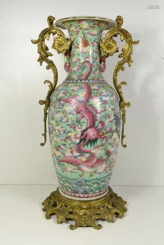 Vase ancien en porcelaine de Chine à décor de dragons, prises en forme de jumeaux HOHO, monture en bronze doré (Ht.67cm)