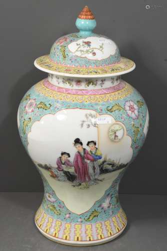 Potiche en porcelaine de Chine république (Ht 42cm, un éclat au couvercle)