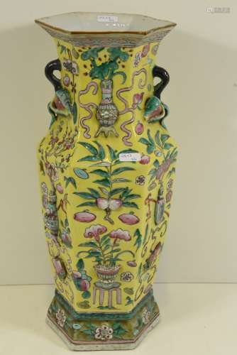 Vase hexagonal en porcelaine de Chine, 19ème (1 éclat au col) Ht 42cm