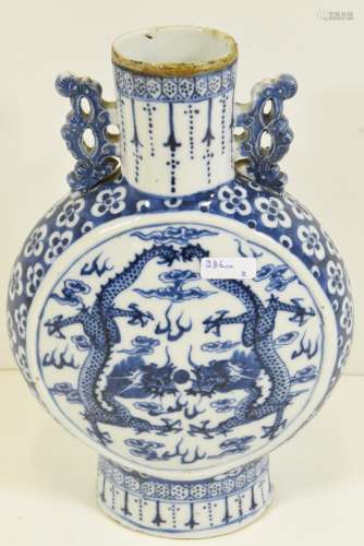 Vase gourde en porcelaine de Chine 19ème, (Ht 26cm, accident à une anse, égrenures au col)