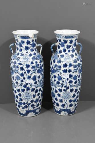 Paire de vases en porcelaine de Chine bleue, (HT.31cm, un cassé)