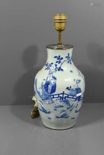 Vase en porcelaine de Chine (HT.31cm, cheveu) + pot (H.16cm)