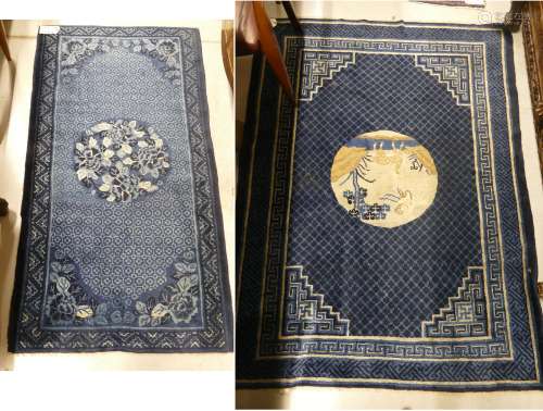 Deux tapis chinois anciens (178 x 135cm et 148 x 82cm)