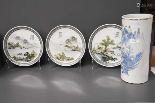 Lot de trois assiettes et un vase rouleau en porcelaine de Chine, début 20ème (Ø assiettes 22cm, ht vase 28.5cm)