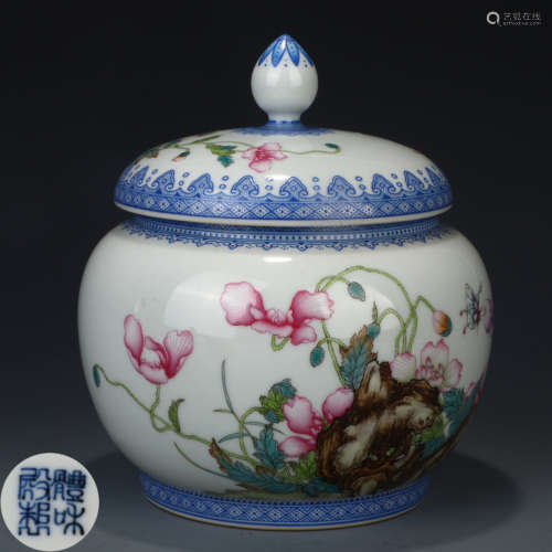 AN ENAMELED GLAZE JAR PAINTED WITH FLOWER PATTERN
