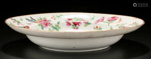A GUANG CAI WHITE GLAZE PLATE PAINTED WITH FLOWER