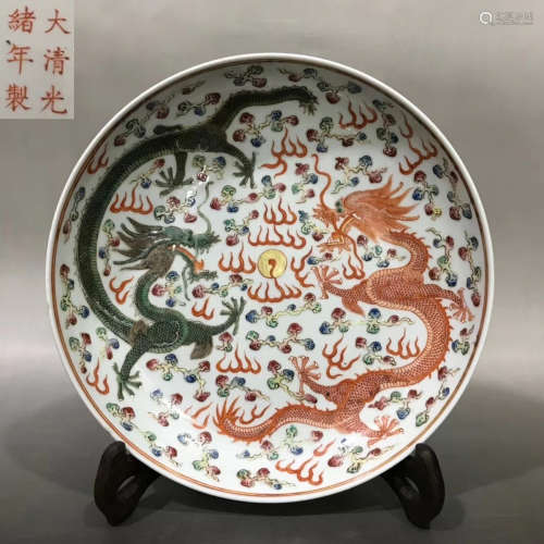 A FAMILLE ROSE GLAZE PLATE WITH DRAGON PATTERN