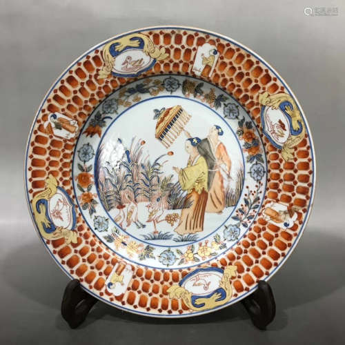 A FAMILLE ROSE GLAZE PLATE WITH FIGURE PATTERN