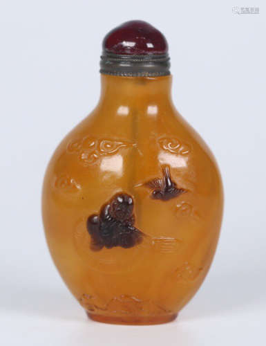 A GLASS CARVED SNUFF BOTTLE