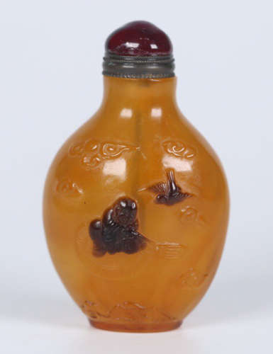 A GLASS CARVED SNUFF BOTTLE