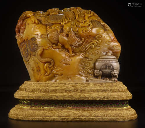 A TIANHUANG STONE ORNAMENT CARVED WITH DRAGON AND PHOENIX
