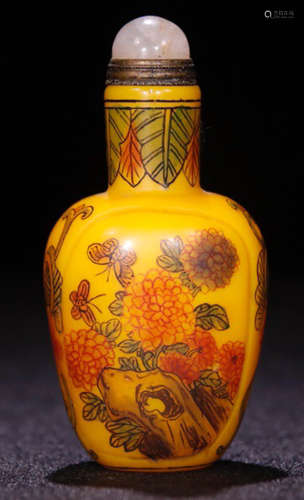 A GLASS SNUFF BOTTLE CARVED WITH AUSPICIOUS FLOWERS PATTERN