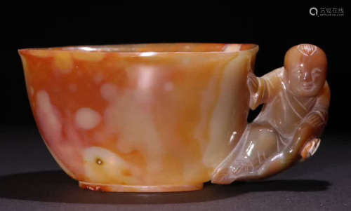 AN AGATE CARVED BRUSH WASHER WITH CARVING