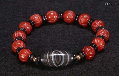 A TIBETAN AGATE STRING BRACELET