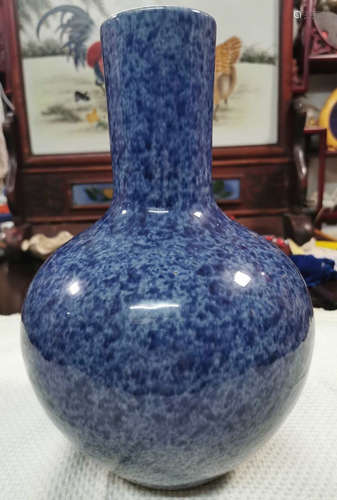 A BLUE GLAZE VASE