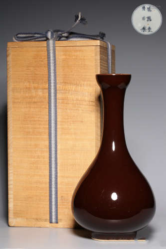 A BROWN GLAZE VASE WITH MARK