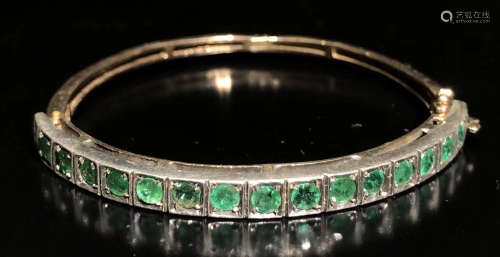 A EMERALD BANGLE WITH 18K GOLD