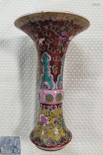 A FAMILLE ROSE GLAZE VASE WITH FLOWER PATTERN