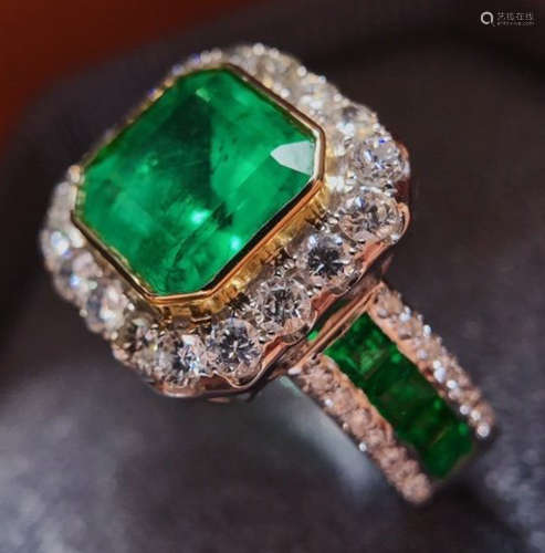 A EMERALD AND DIAMOND RING WITH 18K GOLD