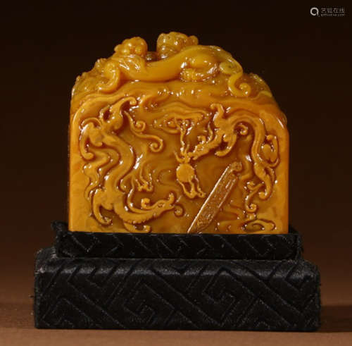 A TIANHUANG STONE SEAL CARVED WITH DRAGON PATTERN