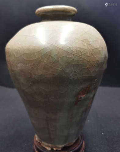 A GUAN YAO WHITE GLAZE MEIPING VASE