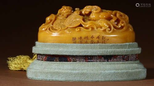 A TIANHUANG STONE SEAL CARVED WITH DRAGON AND PHOENIX PATTERN