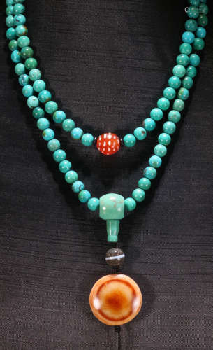 A TIBETAN TURQUOISE STRING NECKLACE