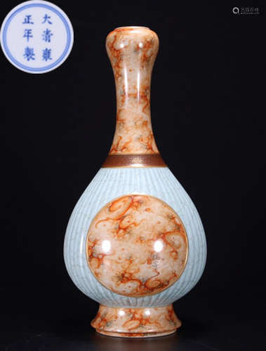 A FAMILLE ROSE GLAZE VASE WITH PAINTING