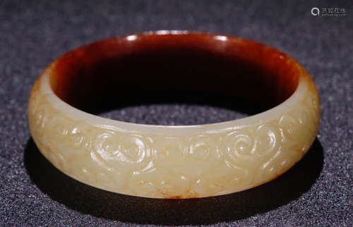 A HETIAN JADE CARVED BANGLE WITH DRAGON PATTERN