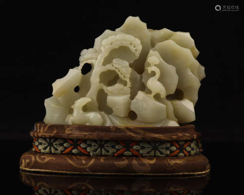 A HETIAN JADE ORNAMENT CARVED WITH DEER AND CRANE