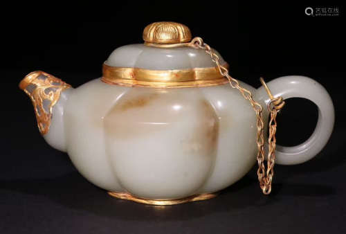 A HETIAN JADE CARVED POT WRAP WITH GOLD