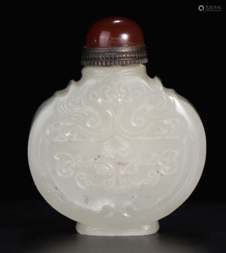 A HETIAN JADE SNUFF BOTTLE CARVED WITH DRAGON AND PHOENIX