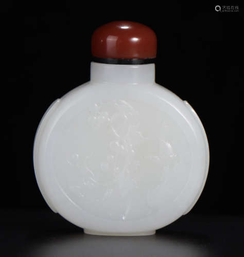 A HETIAN JADE SNUFF BOTTLE CARVED WITH AUSPICIOUS PATTERN