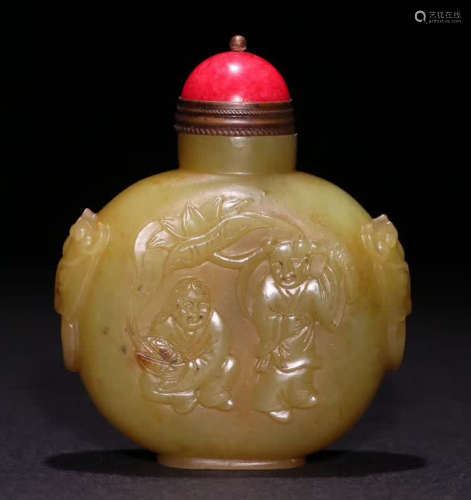 A HETIAN YELLOW JADE SNUFF BOTTLE CARVED WITH BEAST