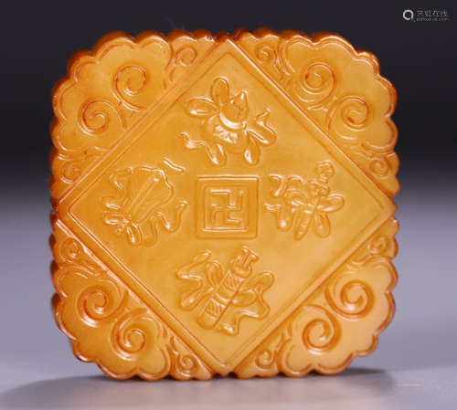 A HETIAN YELLOW JADE PENDANT CARVED WITH AUSPICIOUS PATTERN