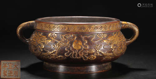 A GILT BRONZE CENSER CARVED WITH TWO DRAGONS