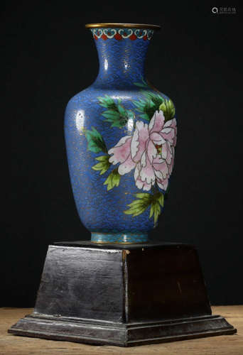 A CLOISONNE VASE WITH FLOWER PATTERN