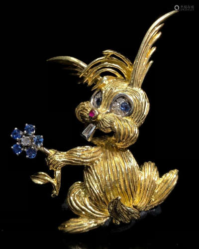 A 18K GOLD BROOCH SHAPED WITH RABBIT